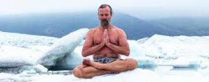 Wim Hof die bezig is met zijn ademhaling en mediteert, in Ijsland
