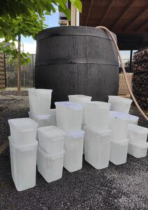 Plastic bakjes om water in te vriezen tot ijsblokken