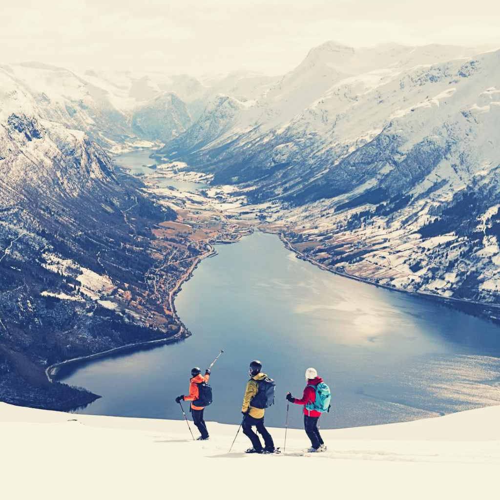 excursie-skylift-noorwegen-expeditie-vrijheid Uitzicht sneeuwschoenwandeling bij excursie in de expeditie vrijheid