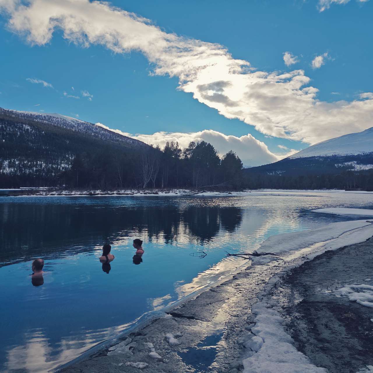 Koud water dip tijdens de winter expeditie Koud water dip in een gletsjermeer tijdens de winter expeditie